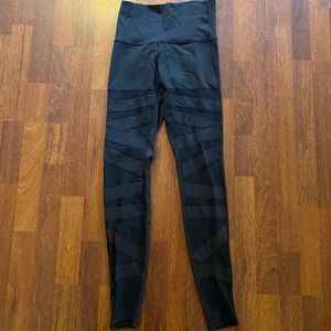 Lululemon mesh cut out wunder unders -Size 8